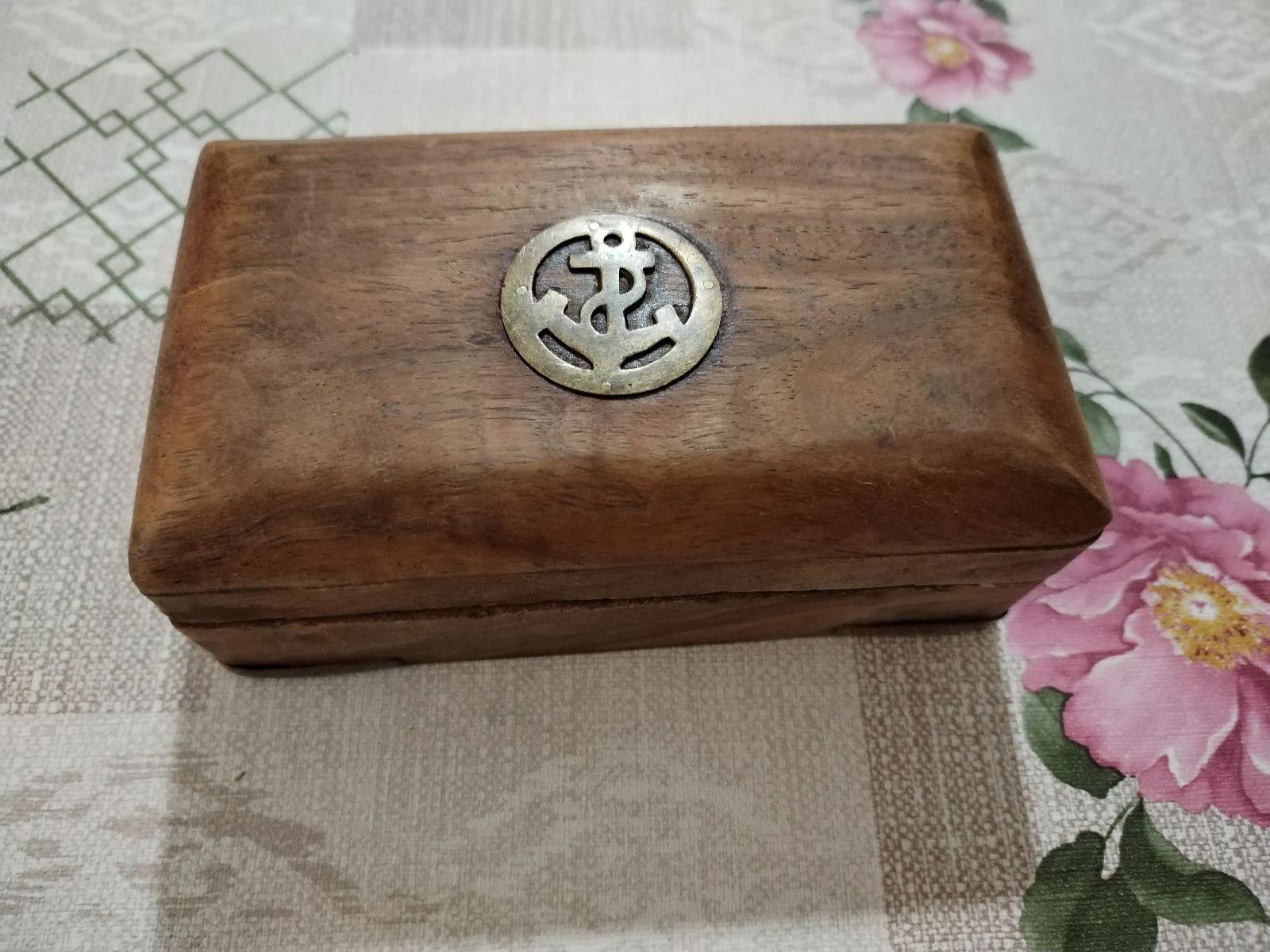 Belle boîte ancienne de la marine en bois massif de châtaigner ou exotique et laiton. 